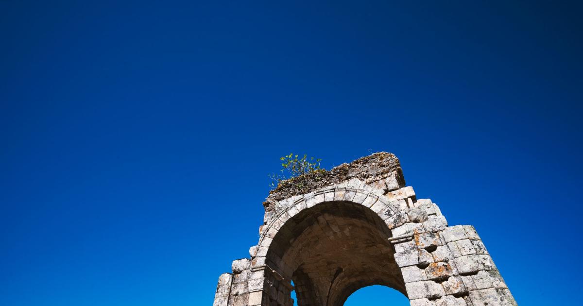 Entre ruinas y leyendas: el misterioso encanto de Cáparra, la ciudad romana olvidada en España