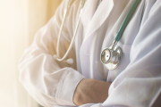 ¿Por qué los médicos llevan batas de color blanco y no de otro color?