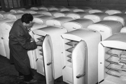 Operario de Klement Gottwald inspeccionando refrigeradores, en mayo de 1957. Créditos: Keystone
