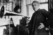 Thomas Edison con su fonógrafo, en 1906. Créditos: 	Hulton Archive