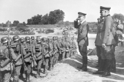 Hitler saludando a sus soldados