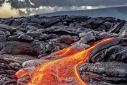 Un río de lava fluye sobre la roca en un volcán hawaiano. La actividad volcánica es uno de los factores que más cambios han traído a la superficie terrestre