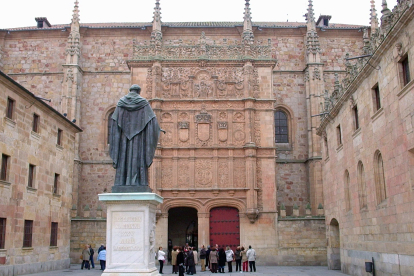 Escultura de fray Luis de León frente a la fachada de la Universidad de Salamanca