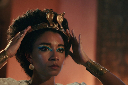 Adele James es la actriz que encarna a la reina de Egipto en el documental "La reina Cleopatra" de Netflix