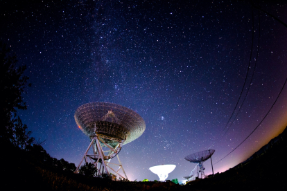 Los radiotelescopios usan ondas de radios para escrutar el universo. Créditos: QiuJu Song