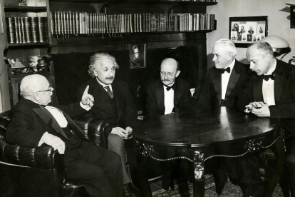 Planck (centro) con Einstein y otros científicos. Créditos: Nationaal Archief, Den Haag, via Wikimedia Commons