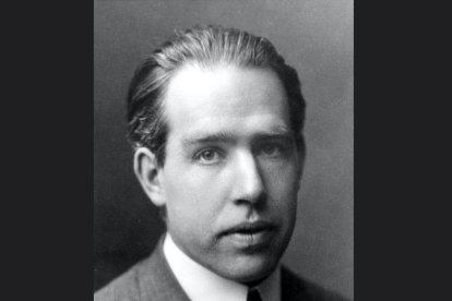 Bohr pudo dar a luz su modelo atómico gracias a la constante de Plack. Créditos: Wikimedia Commons