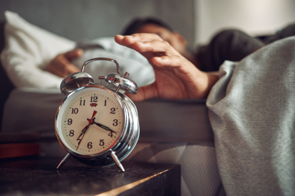 ¿Tiene algún efecto positivo posponer el despertador?