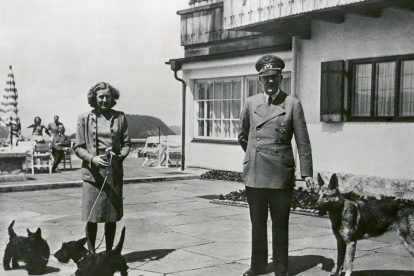 Eva Braun y Hitler con sus perros