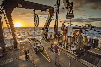 Preparativos para sumergir un robot sin tripulantes desde el Okeanos Explorer, un buque de la Oficina Nacional de Administración Oceánica y Atmosférica (NOAA) de Estados Unidos.