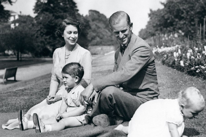 Isabel II y Felipe con sus hijos Carlos y Ana