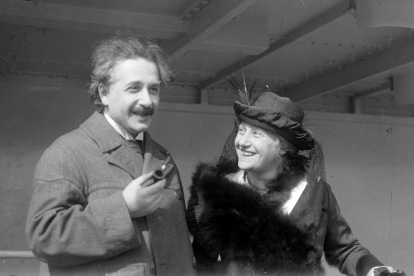 Einstein con su esposa Elsa