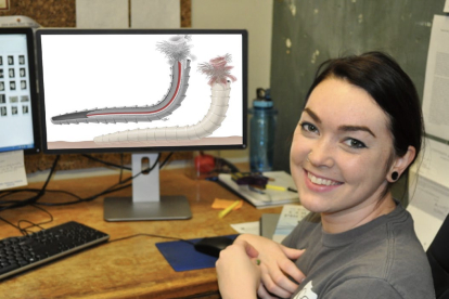 Tara Selly, paleontóloga de la Universidad de Misuri, ante la recreación de un organismo cloudinomorfo hecha a partir de fósiles hallados en el estado de Nevada.