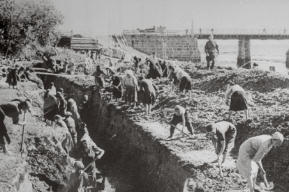 Ciudadanas en Leningrado cavando trincheras