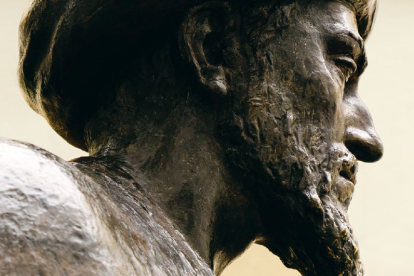 Estatua de bronce de Moisés ben Maimón, más conocido como Maimónides, en Córdoba, su ciudad natal.