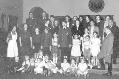 Hitler con un grupo de niños