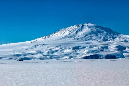 El Erebus es uno de los pocos volcanes con un lago de lava permanente en su interior