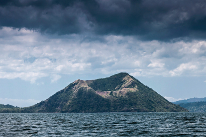 La isla del volcán Taál contenía, hasta 2020, un lago que albergaba otra isla volcánica,
llamada Vulcan Point. Esta era la isla más grande del mundo dentro de un lago en
una isla dentro de un lago en una isla