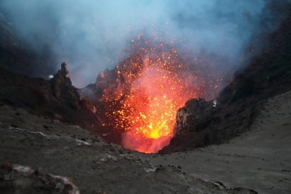 Se cree que fue el brillo de este volcán lo que llevó al capitán Cook hasta la isla de Tanna, en 1774