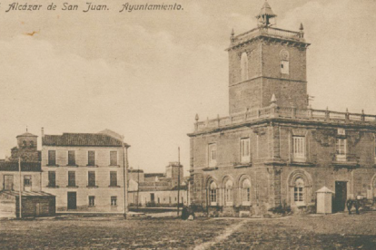 Tarjeta postal en blanco y negro sin circular, del año 1906, de la plaza del Ayuntamiento de Alcázar de San Juan (Ciudad Real), lugar que acogió la mayor concentración federalista de la región en septiembre de 1869