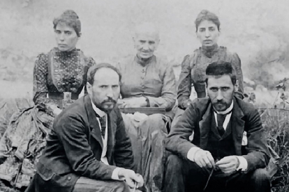 Antonia Cajal (en el centro) rodeada de sus cuatro hijos: Pabla, Jorja, Santiago y Pedro.