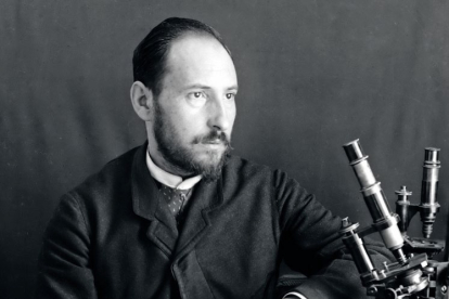 Santiago Ramón y Cajal en su laboratorio de Valencia con un microscopio Carl Zeiss Stand Va.