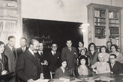 Don Ramón Menéndez Pidal (con barba, de pie a la izquierda de la mesa) con un grupo de sus alumnos de filología en una de las aulas del Centro de Estudios Históricos.