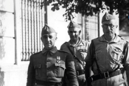 Francisco Franco junto al teniente coronel Yagüe y el coronel Martín Moreno, camino del cuartel general instalado en el Palacio de Yanduri