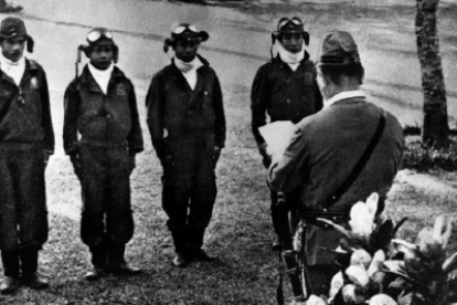 Un grupo de aviadores japoneses siendo adiestrado en 1942