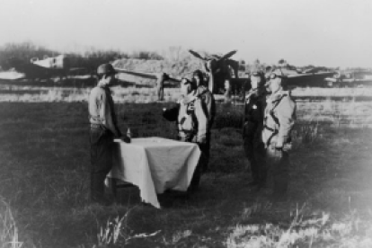 Pilotos suicidas japoneses bebiendo sake antes de subirse a sus aviones