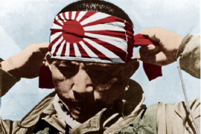 En una fotografía coloreada, uno de los kamikazes japoneses se coloca la simbólica bandana con el Sol Naciente