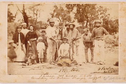 Mineros y sus esposas posando junto a los descubridores de la pepita: Richard Oates, John Deason y la mujer de este último