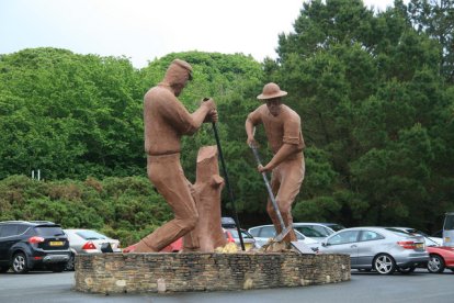 Estatua en Redruth, Inglaterra, en homenaje a los buscadores de oro que encontraron la Welcome Stranger, Deason y Oates