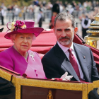 Isabel II y España, de las broncas con Franco al acercamiento con los Borbones