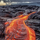 Un río de lava fluye sobre la roca en un volcán hawaiano. La actividad volcánica es uno de los factores que más cambios han traído a la superficie terrestre