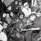 Personas en refugio antiaéreo durante el sitio de Leningrado