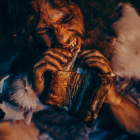 Recreación de un hombre comiendo en época prehistórica