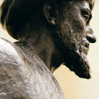Estatua de bronce de Moisés ben Maimón, más conocido como Maimónides, en Córdoba, su ciudad natal.