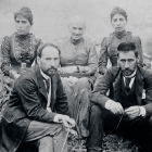 Antonia Cajal (en el centro) rodeada de sus cuatro hijos: Pabla, Jorja, Santiago y Pedro.