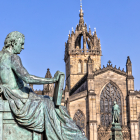 Estatua de David Hume en la Catedral de Edimburgo, Escocia