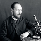 Santiago Ramón y Cajal en su laboratorio de Valencia con un microscopio Carl Zeiss Stand Va.