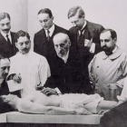 Célebre fotografía de una clase de disección de Ramón y Cajal, por Alfonso Sánchez García en 1915