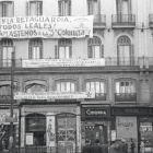 Fachada en la Puerta del Sol en noviembre de 1936, con pancartas alusivas a la Quinta Columna