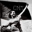 Militante anarquista con una bandera de la CNT, organización responsable de la producción de Carne de fieras.