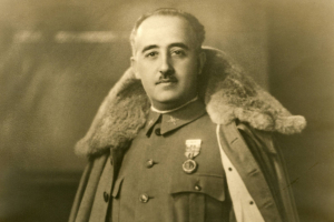 Fotografía del general Franco con capote de invierno