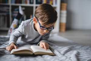 Empezar a leer antes no garantiza que el niño siga leyendo conforme avanza en el colegio.