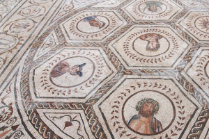 Detalle de mosaico romano con el Sol, la Luna y cinco planetas. Foto: ALAMY