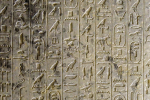 Inscripción jeroglífica en la pirámide del faraón Teti, en el campo de las pirámides de Sakkara, en Egipto. Foto: GETTY