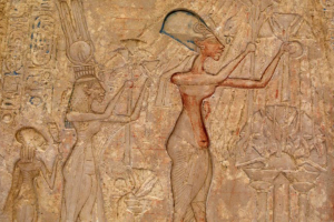 Akhenaton (Amenhotep IV), faraón egipcio; 1364 - 1347 a.C., realiza una ofrenda con su familia al dios Atón. Foto: ALBUM