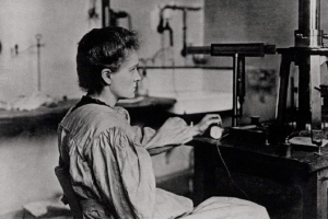 Marie Curie en su laboratorio en 1900